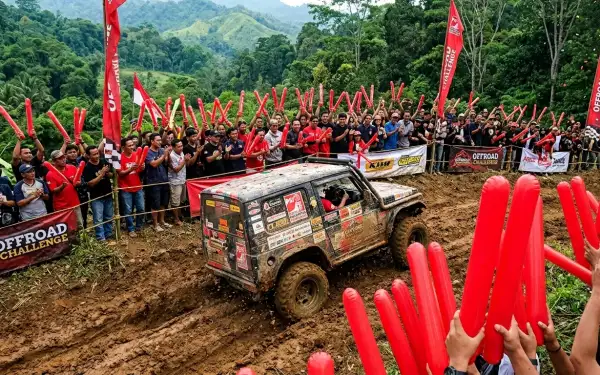 Balon tepuk purworejo digunakan untuk memeriahkan acara offroad dengan dukungan penonton di lintasan berlumpur.