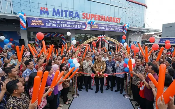Balon tepuk purworejo meramaikan peresmian Mitra Supermarket dengan suasana grand opening yang meriah.