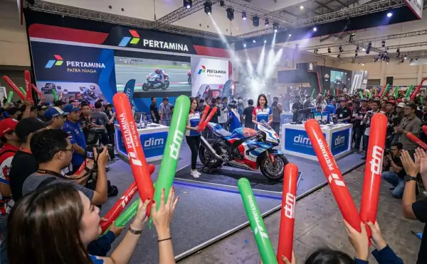 Balon tepuk rembang digunakan penonton untuk memeriahkan pameran motor sport di area panggung acara.