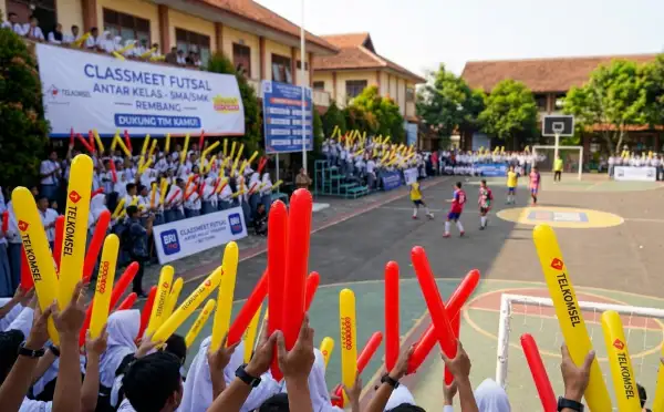 Suporter sekolah memberikan dukungan pada pertandingan futsal classmeet.