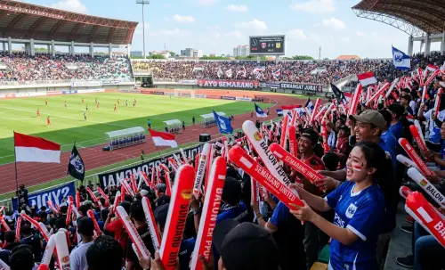 balon tepuk samarinda digunakan  saat nonton sepakbola