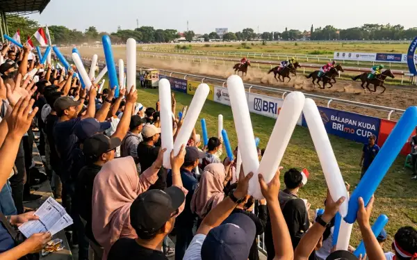 Balon Tepuk Samosir digunakan penonton saat menyaksikan lomba berkuda