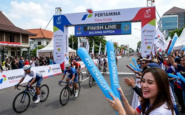 Balon Tepuk Samosir digunakan penonton untuk menyemangati peserta lomba sepeda