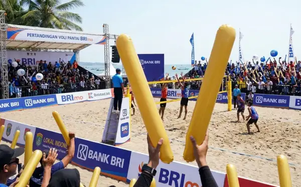 Penonton sedang mendukung pertandingan voli pantai