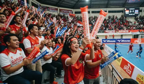 balon tepuk sampang saat memeriahkan acara pertandingan futsal