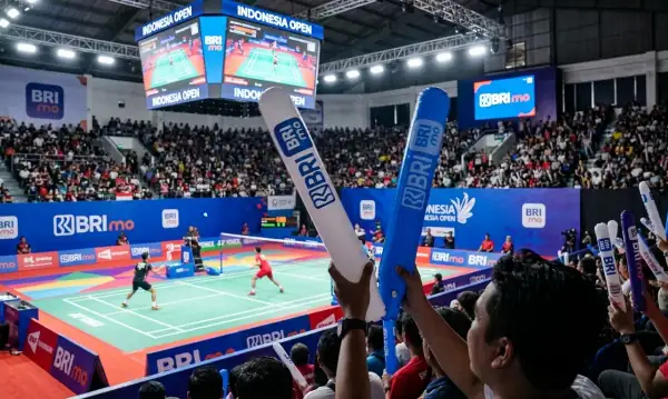 Balon tepuk Serdang Bedagai digunakan penonton untuk memeriahkan pertandingan badminton di dalam arena.