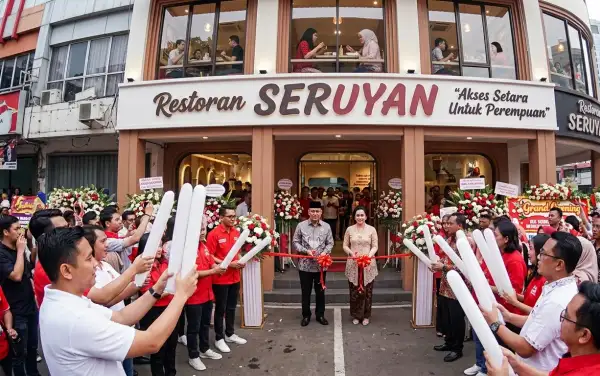 Balon Tepuk Seruyan mendukung kemeriahan acara grand opening restoran bersama para tamu.