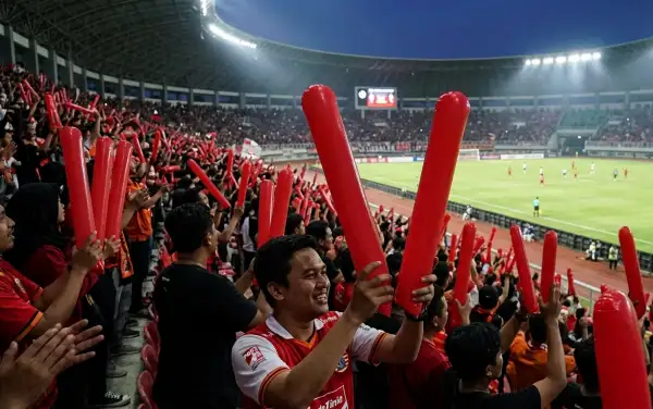 Suporter untuk memberikan dukungan saat pertandingan sepak bola.