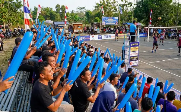Balon tepuk Sibolga digunakan penonton untuk menyemangati pertandingan voly tarkam di kampung.