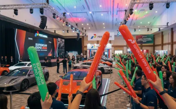 Balon tepuk Sibolga berwarna hijau dan oranye digunakan pengunjung saat memeriahkan pameran mobil sport.