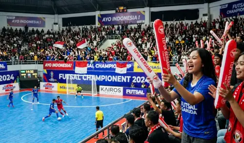 balon tepuk sidoarjo saat memeriahkan pertandingan futsal