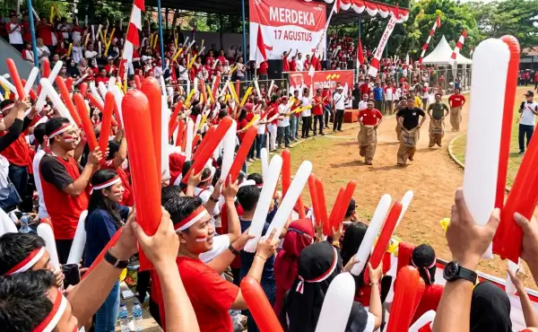 balon tepuk sigi sedang digunakan untuk memeriahkan acara hut kemerdekaan