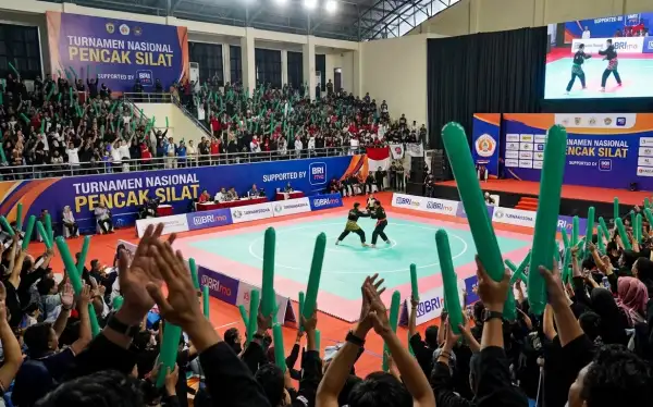 Balon tepuk sijunjung digunakan penonton untuk memberikan dukungan pada pertandingan pencak silat di dalam arena.