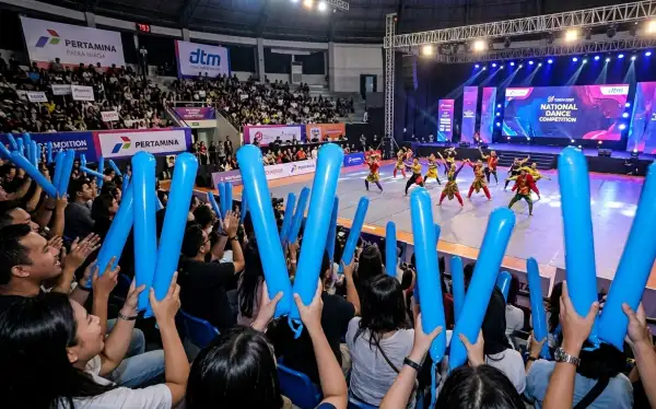 Balon tepuk sijunjung berwarna biru digunakan penonton untuk menyemangati peserta lomba tari di arena.