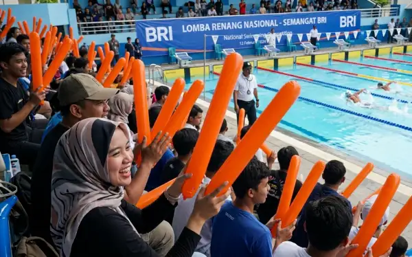 Penonton memberikan dukungan kepada peserta perlombaan renang.