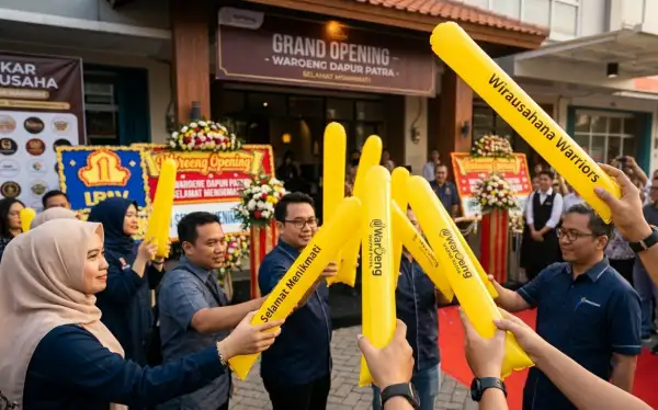 Balon tepuk berwarna kuning digunakan dalam acara grand opening rumah makan sebagai bagian dari perayaan.