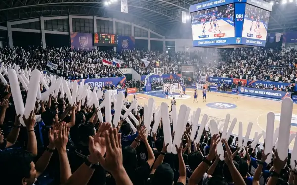 Balon tepuk Simalungun digunakan penonton saat pertandingan basket