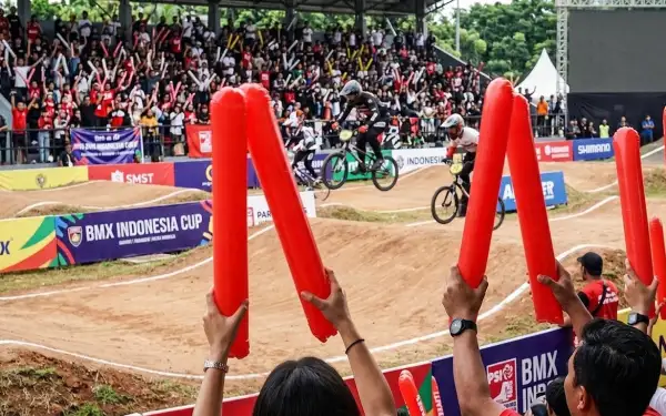 Balon tepuk Simalungun digunakan untuk menyemangati peserta perlombaan BMX