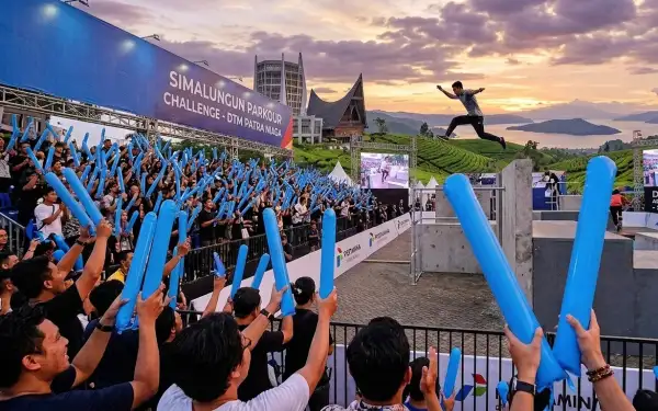 Penonton memberikan dukungan saat menyaksikan pertunjukan parkour