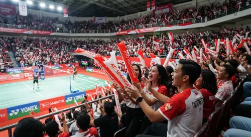 balon tepuk situbondo memeriahkan pertandingan bulutangkis
