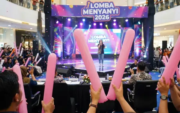 Balon tepuk solok digunakan penonton untuk meramaikan acara lomba menyanyi di pusat perbelanjaan.