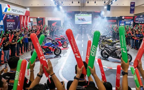 Penonton sedang memeriahkan pameran motor sports.