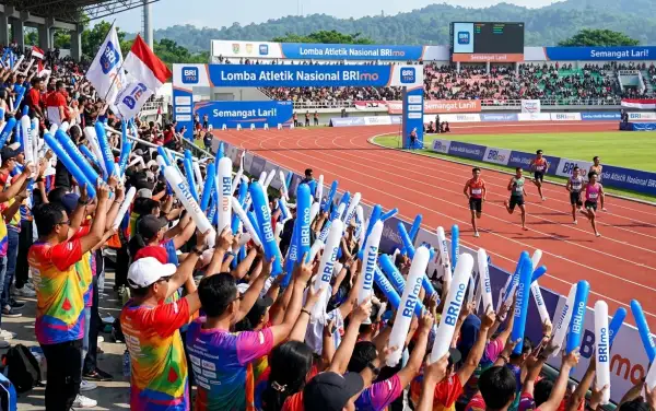 Balon Tepuk Sukamara digunakan oleh penonton untuk mendukung lomba atletik di stadion.