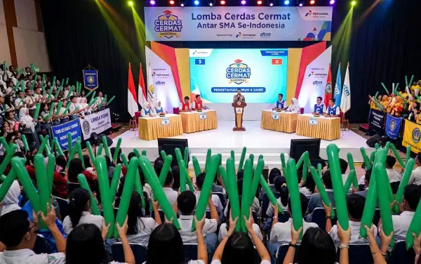 Balon Tepuk Sukamara memeriahkan suasana lomba cerdas cermat tingkat SMA dengan dukungan para peserta.