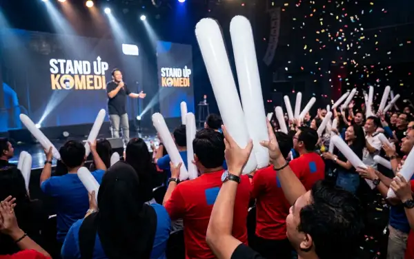 Penonton memberikan semangat pada acara stand up komedi.