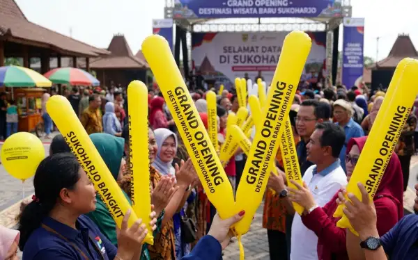 Balon tepuk Sukoharjo berwarna kuning digunakan warga saat memeriahkan acara grand opening destinasi wisata.