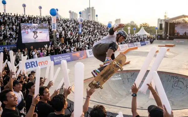 Penonton menyaksikan aksi skateboard dalam sebuah acara olahraga.