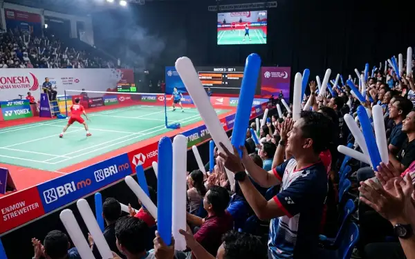 Balon tepuk Surakarta digunakan penonton untuk menyemangati pertandingan badminton di dalam arena