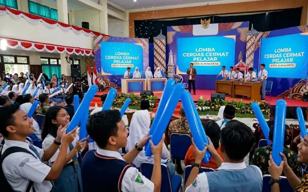 Balon tepuk Surakarta digunakan penonton untuk memeriahkan lomba cerdas cermat pelajar
