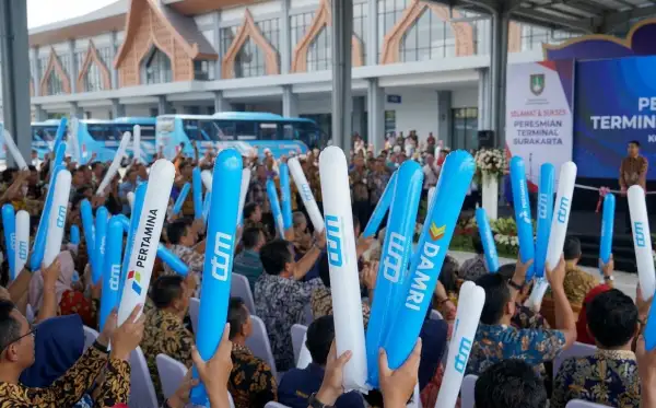 Penonton mengikuti acara peresmian terminal baru di Surakarta