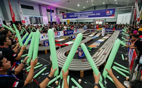 Penonton sedang menyaksikan perlombaan Tamiya di Surakarta