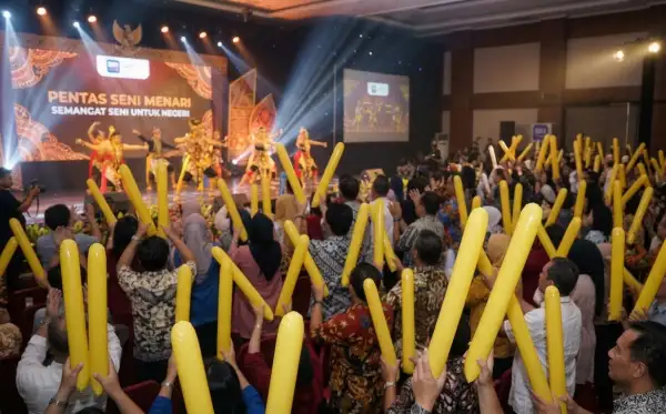 Balon tepuk Surakarta berwarna kuning digunakan penonton untuk menyemangati pertunjukan seni menari