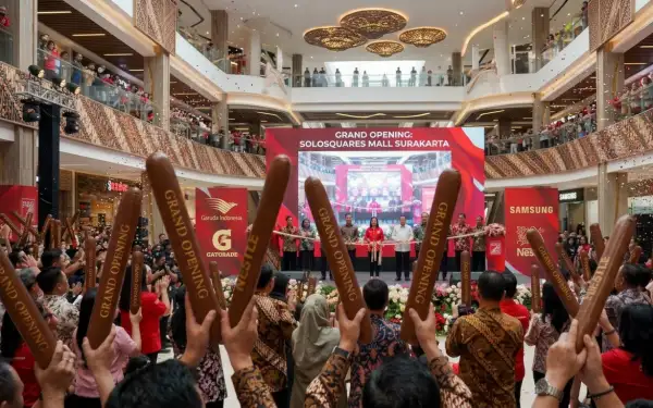 Balon tepuk bertuliskan Grand Opening digunakan penonton saat peresmian mall baru di Surakarta