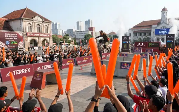 Penonton memeriahkan pertunjukan parkour di kawasan Kota Lama Surakarta