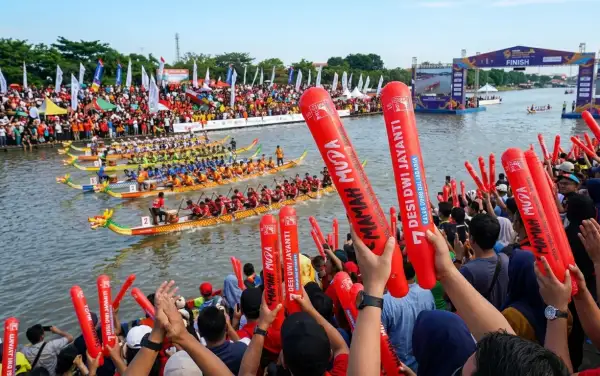 balon tepuk tana tidung sedang digunakan untuk memeriahkan perlombaan perahu naga