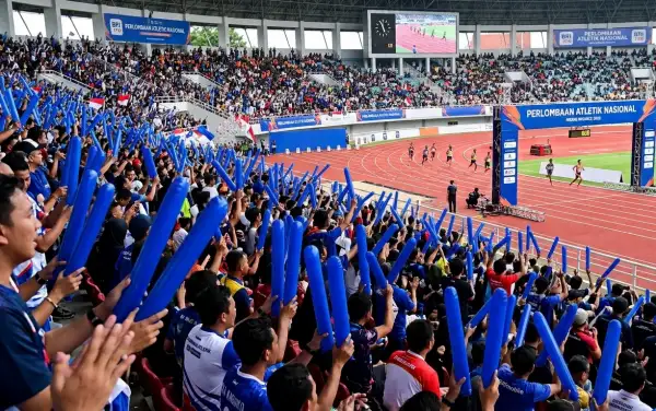 balon tepuk tana tidung digunakan olehh penonton untuk melihat perlombaan ateltik lari