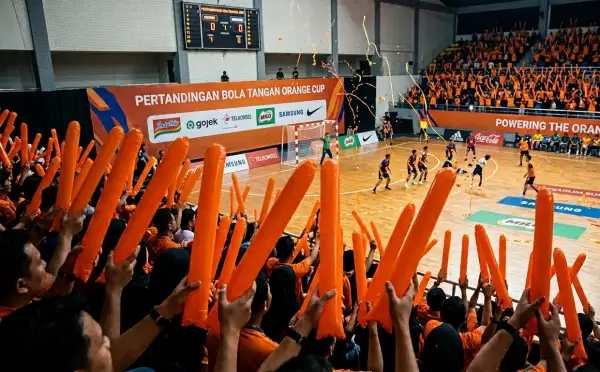 balon tepuk tanah datar sedang digunakan saat menonton pertandingan bola tangan