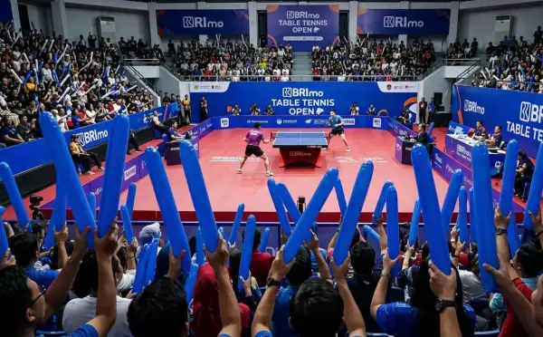 Balon tepuk Tanjungbalai digunakan penonton untuk menyemangati pertandingan tenis meja di dalam gedung.