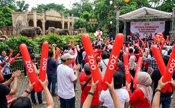 Pengunjung mengikuti festival komunitas dan kegiatan hiburan di kebun binatang.