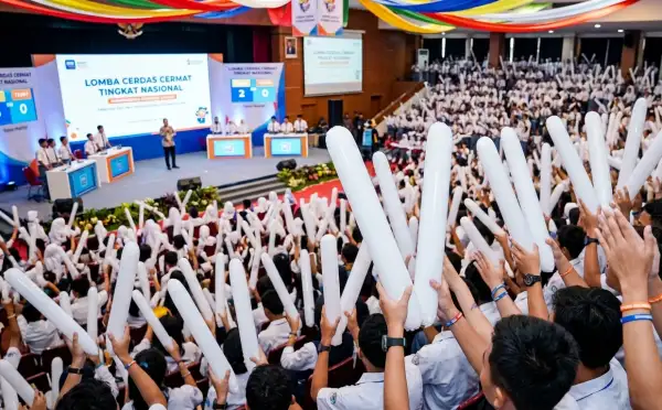 Balon tepuk Tapanuli Selatan digunakan penonton untuk memeriahkan acara lomba cerdas cermat tingkat nasional.