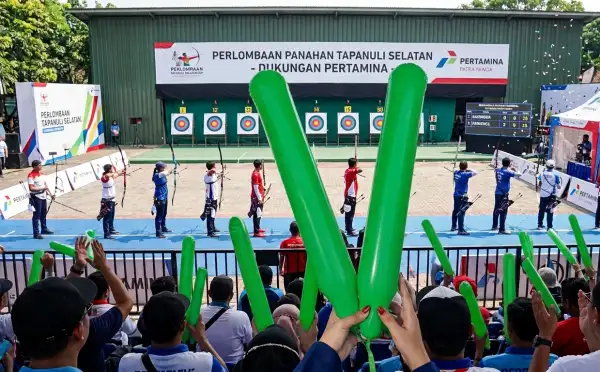 Penonton sedang menyaksikan perlombaan panahan.