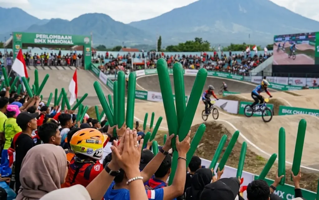 balon tepuk tarakan digunakan untuk memeriahkan perlombaan sepeda bmx