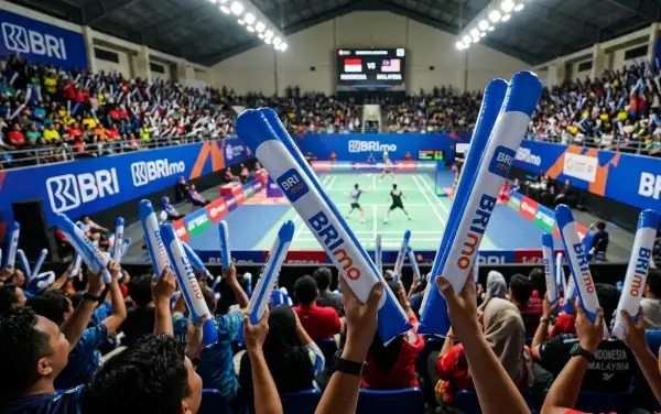balon tepuk tarakan sedang digunakan untuk menonton pertandingan batminton