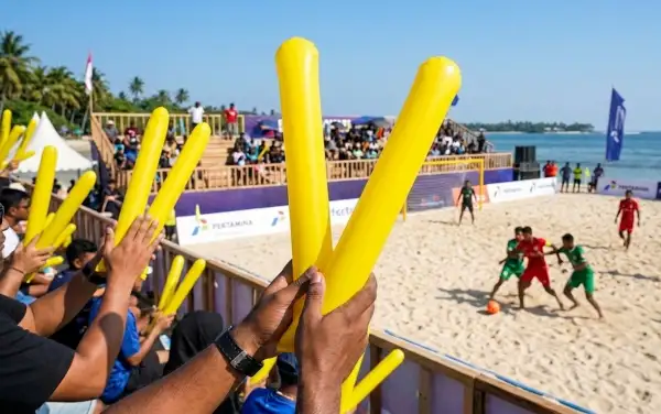 balon tepuk tarakan digunakan untuk memeriahkan pertandingan sepak bola pantai