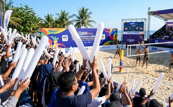 Penonton memberikan dukungan pada pertandingan voli pantai