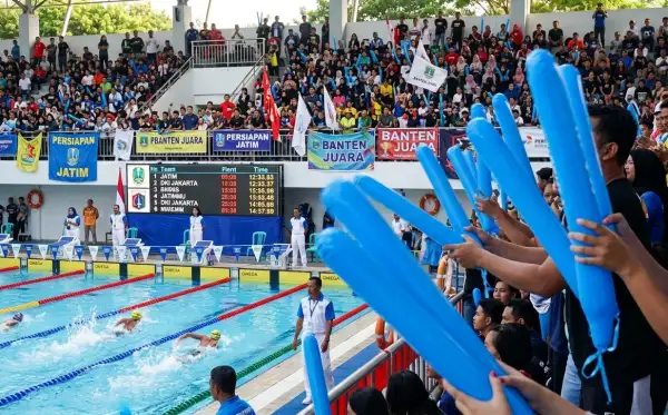 balon tepuk tojo una-una sedang digunakan pada perlombaan berenang